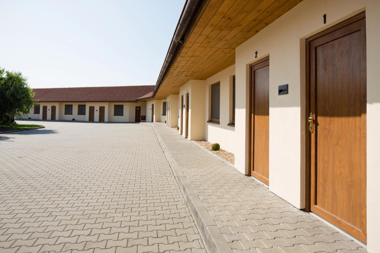 Hotel Kobero Ricany  Exterior foto