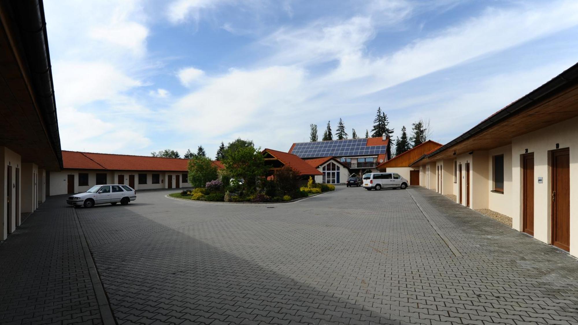 Hotel Kobero Ricany  Exterior foto