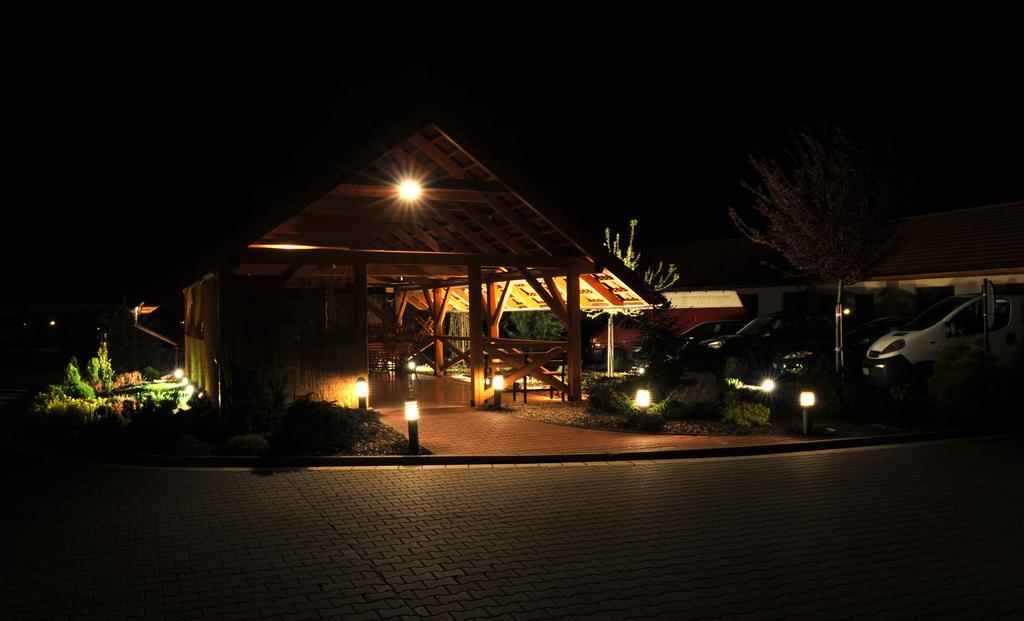 Hotel Kobero Ricany  Exterior foto