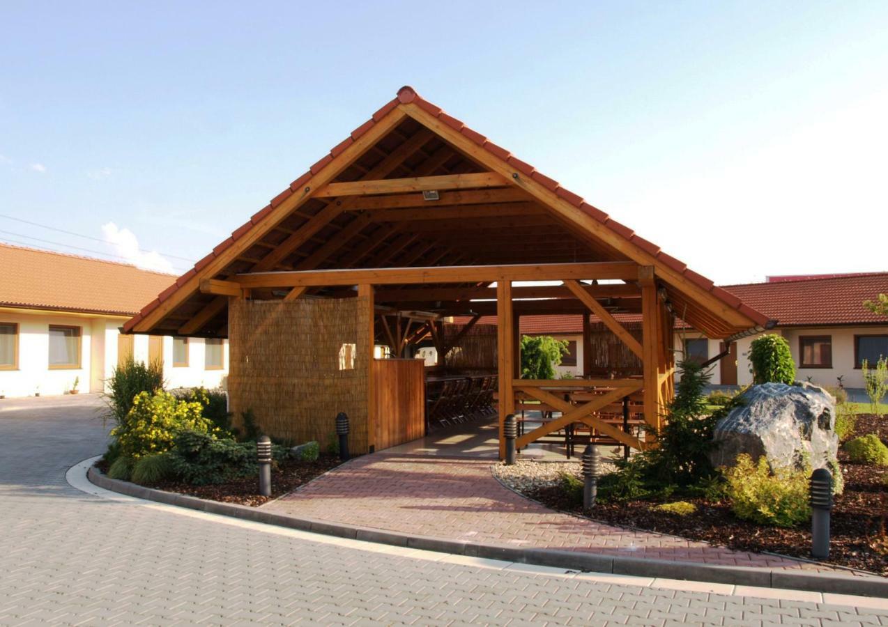 Hotel Kobero Ricany  Exterior foto